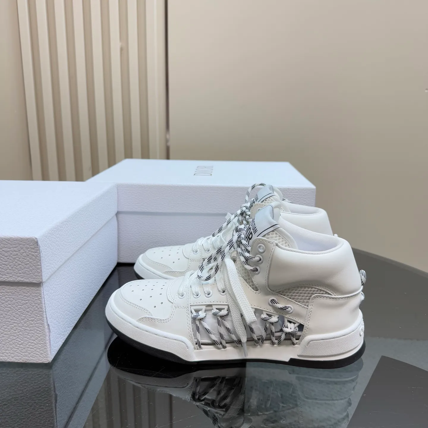 👟👟Ex-factory price 580👟👟 New in the 2025 series, this Dior, C'est sneaker shows eye-catching and fashionable style. Carefully crafted, the hollow design on the side of the upper is super fashionable, and the details also add a touch of elegance. The lightweight two-tone sole offers exceptional comfort and sporty style. Can add a stylish touch to any casual look. The tongue and sole are decorated with Christian Paris logo, and Niu Jing is designed with cowhide leather. Women's size 35-40 (customized to 40)